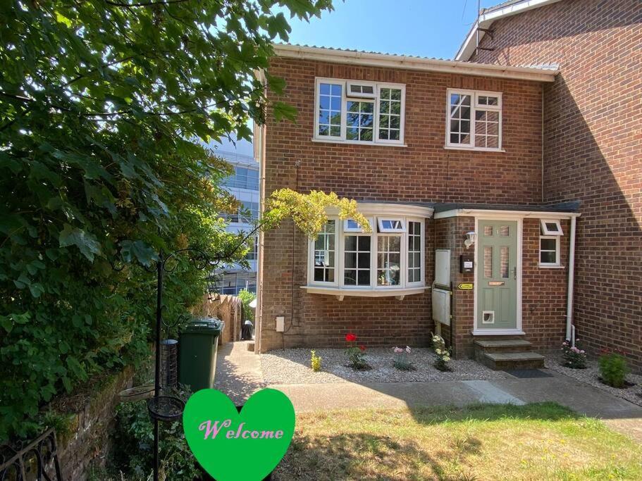 شقة Redhill Town Centre 3 Bed House Near Gatwick Airport, Easy Commute To London المظهر الخارجي الصورة