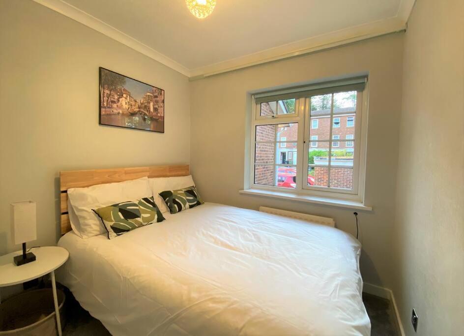 شقة Redhill Town Centre 3 Bed House Near Gatwick Airport, Easy Commute To London المظهر الخارجي الصورة