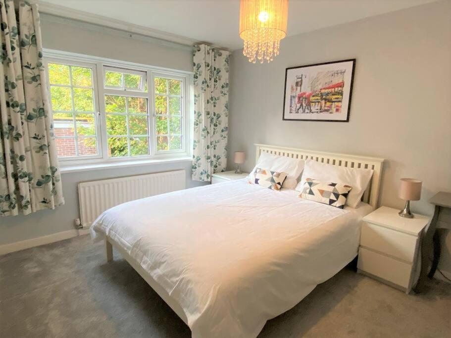 شقة Redhill Town Centre 3 Bed House Near Gatwick Airport, Easy Commute To London المظهر الخارجي الصورة