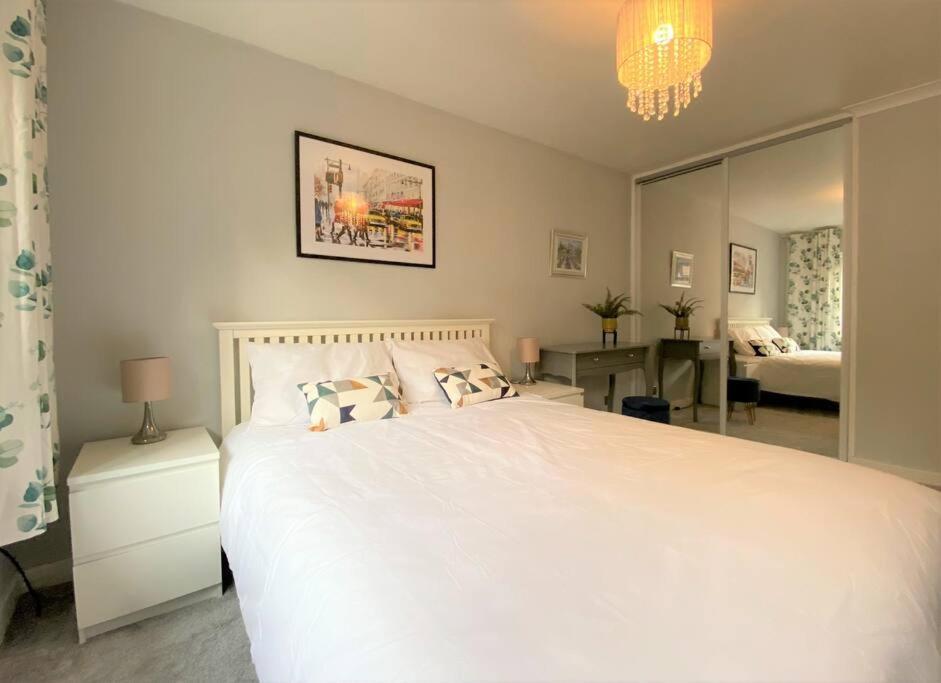 شقة Redhill Town Centre 3 Bed House Near Gatwick Airport, Easy Commute To London المظهر الخارجي الصورة