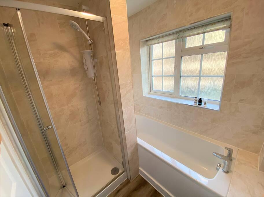 شقة Redhill Town Centre 3 Bed House Near Gatwick Airport, Easy Commute To London المظهر الخارجي الصورة